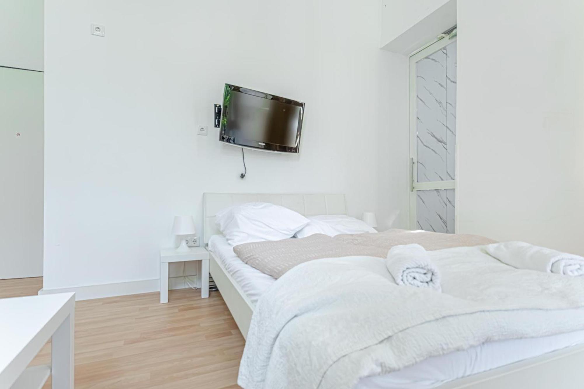 Loevly Shared 6Br With Garden Near Danube & Millenium City Wenen Buitenkant foto