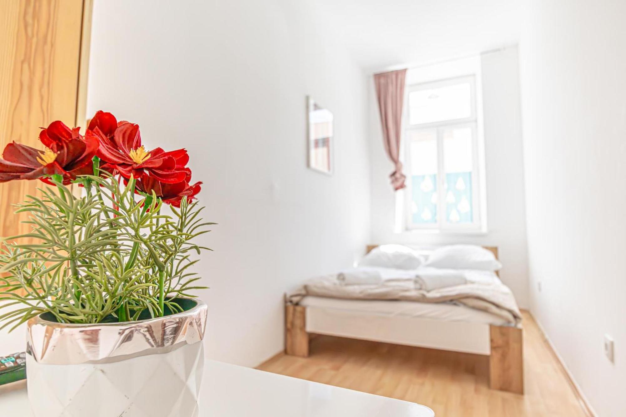 Loevly Shared 6Br With Garden Near Danube & Millenium City Wenen Buitenkant foto